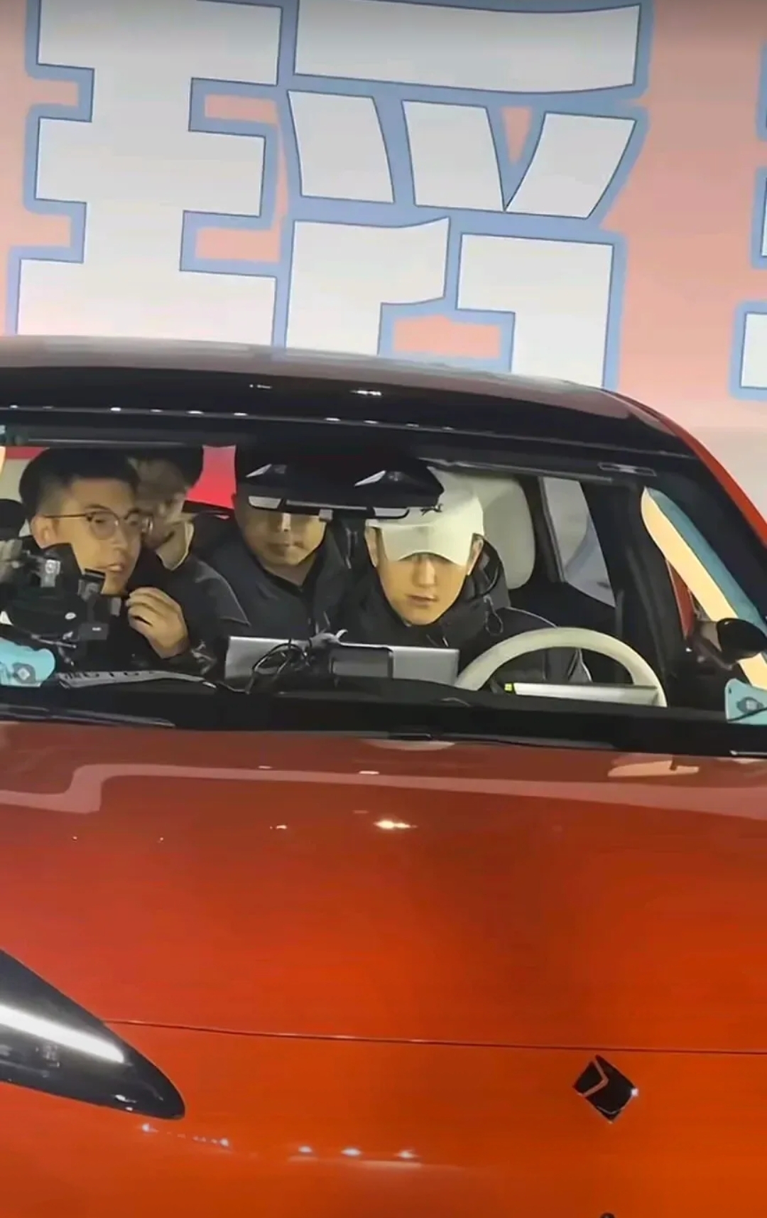 关于车手与粉丝的温馨互动瞬间的信息