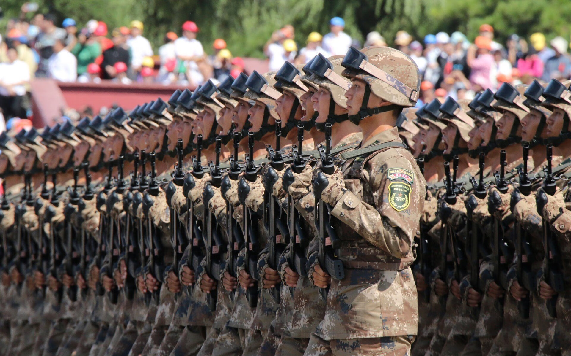 意大利女足队员突破重重困难,冲向胜利,意大利足球女球迷