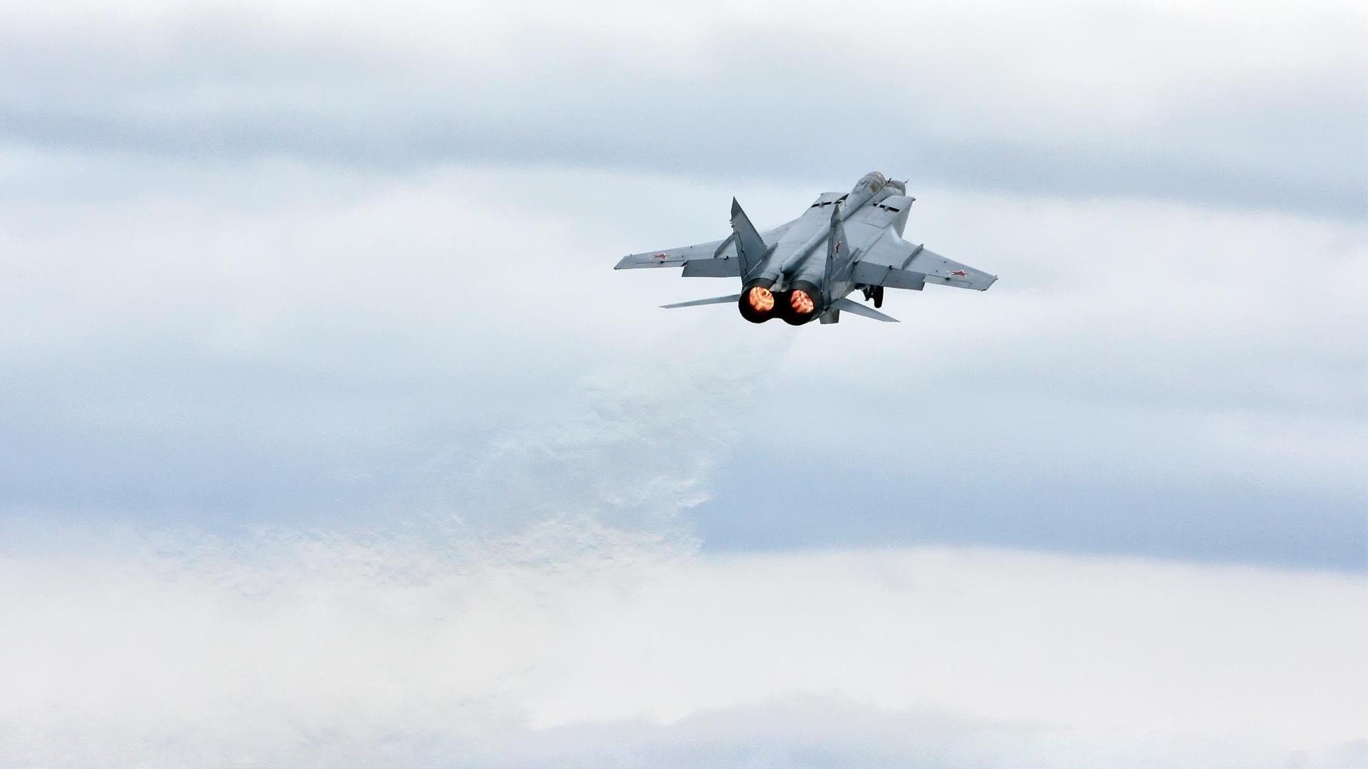 快船防守轮转到位成功逼迫对手失误,谁是快船更好的防守球员